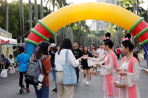 '图3:仙女队发送莲花给沿途经过的民众。'