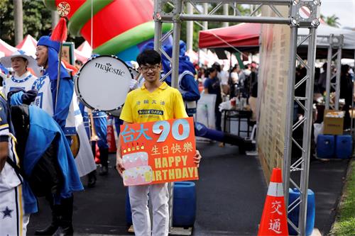 '图4:法轮功学员发自内心的笑容,成为台大校园里最真诚动人的美景。'