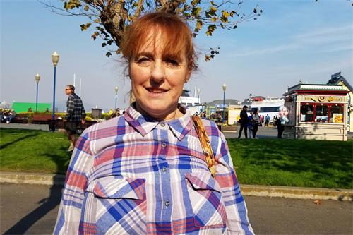 '图11:家住旧金山市的Pamela?Dolan连连称赞法轮功'