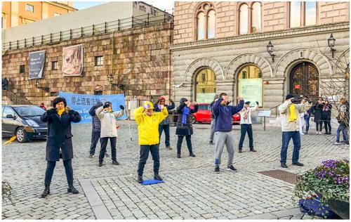 '图1:法轮功学员在斯德哥尔摩市中心皇宫旁的钱币广场举办讲真相活动。'