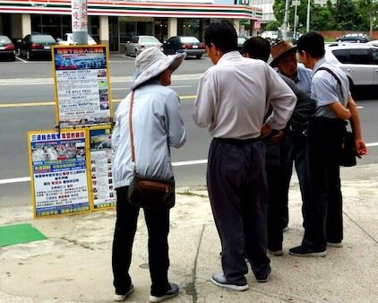 '图3:法轮功学员向大陆游客说明真相。'