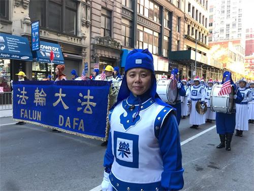 '图12:天国乐团的指挥周雯雯女士'
