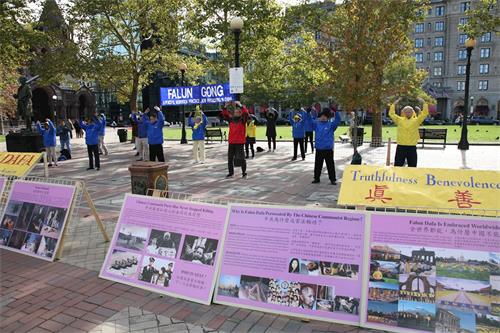 '图1:法轮功学员在美国波士顿市的科普利广场(Copley?Square)举办活动,向民众传播真相。'