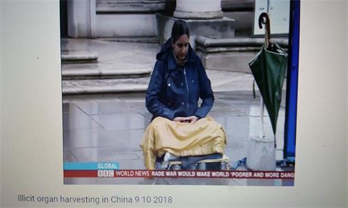 '图8:BBC播出镜头中,一位西人法轮功学员在伦敦中使馆前和平抗议'