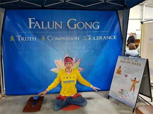 '图1:法轮功学员在奥尔巴尼农业展览会展示法轮功五套功法'