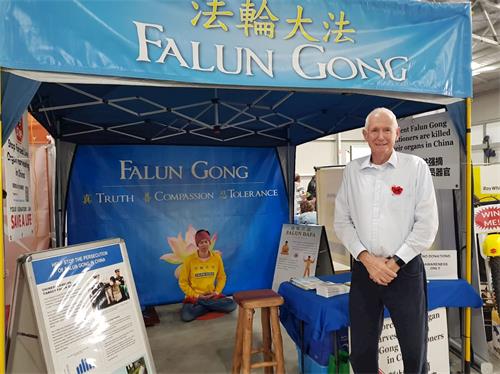 '图2:西澳工党议员彼得·沃森(Peter?Watson)来到法轮功展位前表示支持'