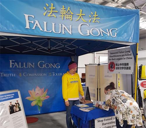 '图3~4:法轮功学员在奥尔巴尼农业展览会向民众讲法轮功真相'