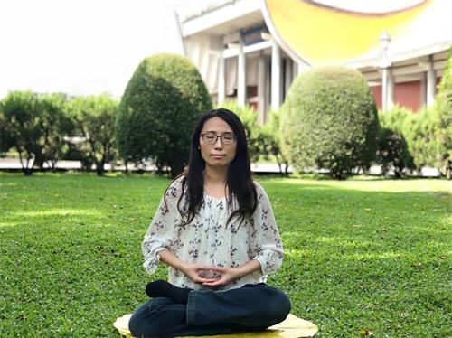 '图1:李蕙雯学炼法轮功第五套功法。'