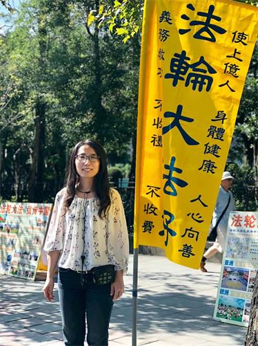 '图2:蕙雯利用下班和假日的时间,将幸福与善良带给可贵的中国人。'
