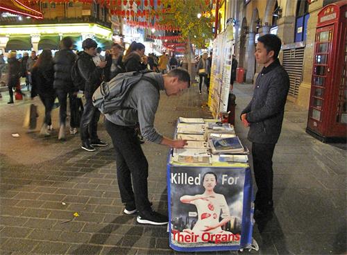 '图3:了解真相的民众签名支持制止迫害。'