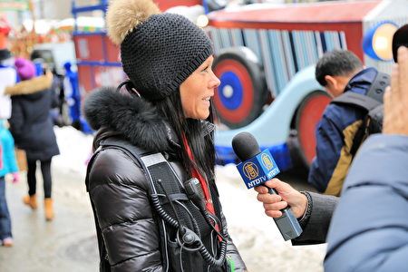 '图6:蒙特利尔圣诞游行主办方负责人Catherine Rivard女士表示,他们(天国乐团)阵容庞大,演奏得非常好。'