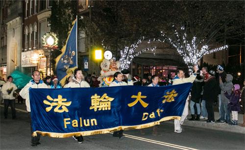 法轮功学员组成的方阵参加上州米德敦市(Middletown)圣诞点灯游行。