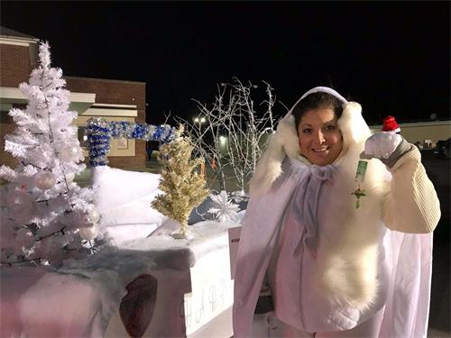 维萨(Visa)收下法轮功学员的小莲花,说“我能感到这是一个能带来福气的好东西。”