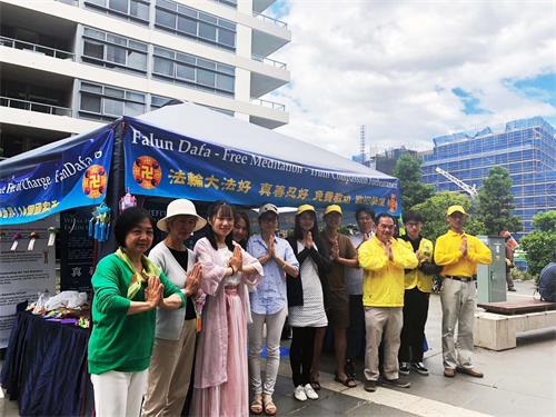 图1:正值感恩节之际,参加周末悉尼集市讲真相的部分法轮功学员向伟大慈悲的李洪志师尊表示无限感恩