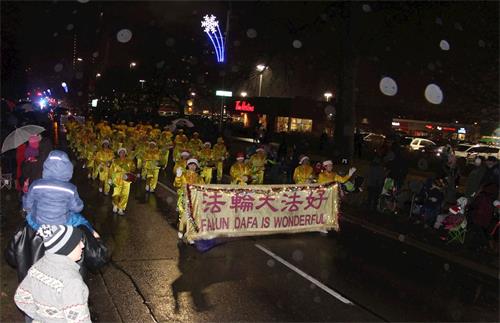'图8:腰鼓队参加了二十四日下午六点在阿贾克斯市(Ajax)的圣诞游行。'