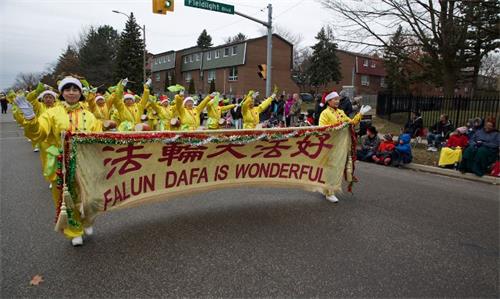 '图9:腰鼓队参加了二十四日上午十点在大多伦多的皮克灵市(Pickering )的游行。'