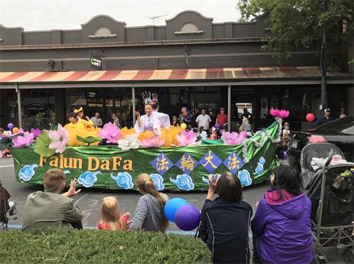 图3~4:用莲花和祥云装饰的花船上,学员们演示法轮功打坐的功法。