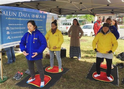 图2:法轮功学员展示功法。