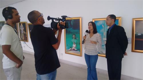 '图1:市议会电视台采访画展'