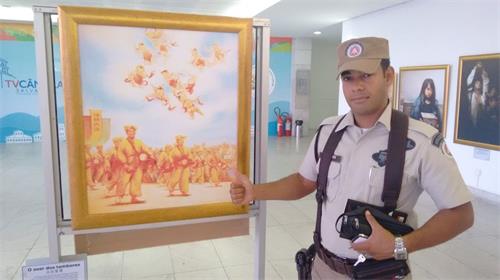 '图3:警察被画作中的法轮功学员的笑容所感动'