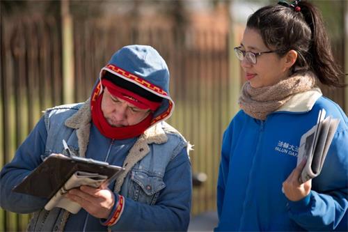 图2~6:人们在要求停止迫害的请愿信上签字
