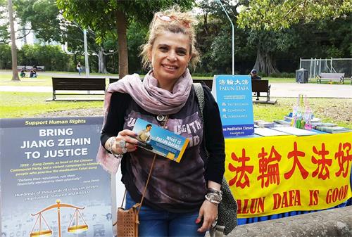 '图5:刚移居当地的娜哈?(Noha?Nagar)?女士非常喜欢法轮功,她签名支持法轮功反迫害并准备学习修炼法轮功'
