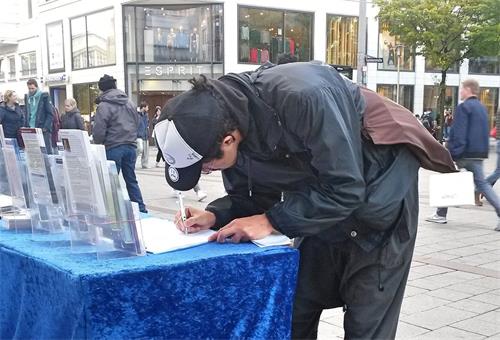 '图5~7:在了解法轮功真相后,路人签名支持法轮功学员,要求制止迫害'