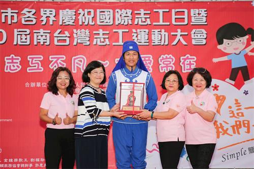 '图1:法轮大法天国乐团应邀引领志工进场,并获颁“最佳贡献奖”。'