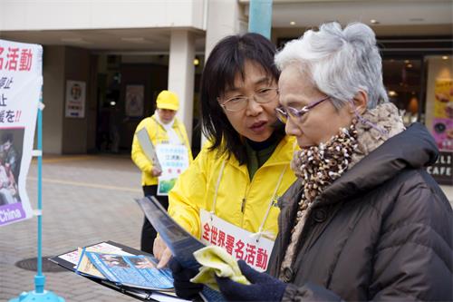 '图1~3:法轮功学员在日本兵库县神户市繁华地段的元町车站东口举办活动讲真相'