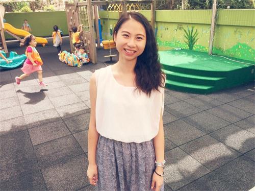 '图:至巧是同事眼中的开心果、学生心中的好老师。'