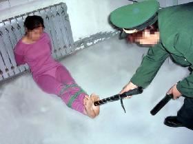 '酷刑演示:电棍电脚心'