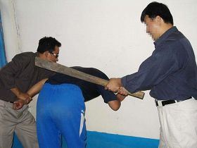 '酷刑演示:木棒毒打、'