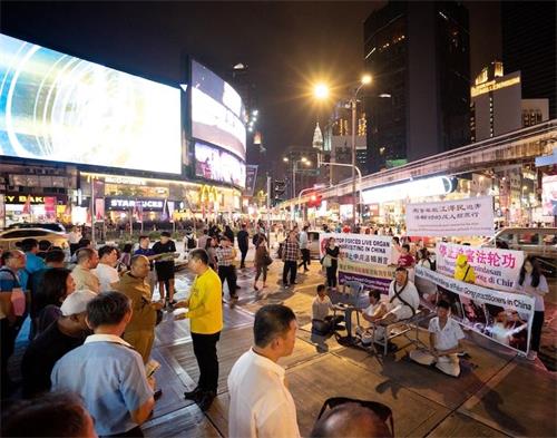 '图1~3:二零一八年十二月十日,马来西亚法轮功学员在国际人权日当天,来到首都吉隆坡市中心武吉免登繁忙地段,举行酷刑展反迫害活动,引起许多民众的关注。'