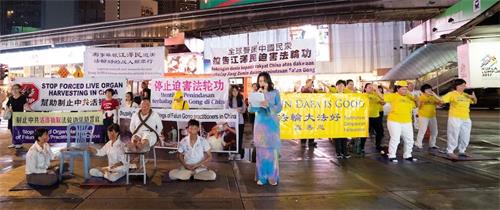 '图4~5:集会现场,法轮功学员分别以中文和马来文向民众宣读文告,呼吁民众关注和帮助制止中共对法轮功的残酷迫害。'
