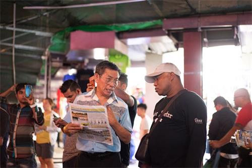 '图6~8:民众纷纷向法轮功学员了解真相。'