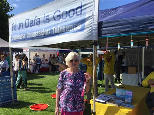 '图2:在莫宁顿半岛海滨举办的市集上,帕顿(Nancy?Patton)女士庆幸自己能遇到法轮功。'