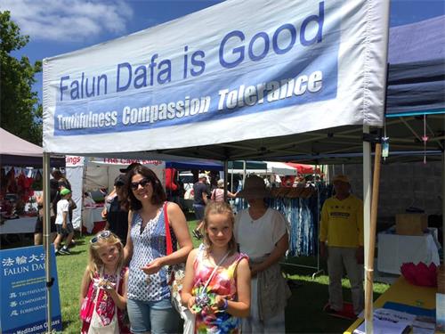 '图3:两个女儿的母亲梅兰妮(Melanie)相信法轮功能帮助她保持内心的平和宁静。'