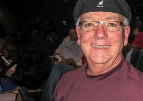 图4:美国One Page公司创始人兼总裁吉姆·霍兰(Jim Horan)观看了神韵十二月十五日晚在伯克利的神韵演出。