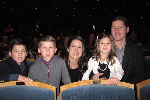 图5:在北加州纳帕谷拥有酒庄的艾伦·维尔德(Alan Viader)先生(右一)和家人都非常喜欢神韵。