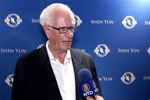 图6:旧金山著名电台KGO节目主持人约翰·汉密尔顿(John Hamilton)赞叹神韵拥有“神奇天幕”。