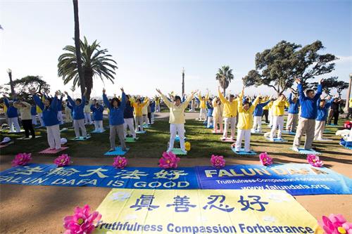 '图1~4:洛杉矶法轮大法学员齐聚圣莫妮卡(Santa?Monica)海滩集体炼功。'