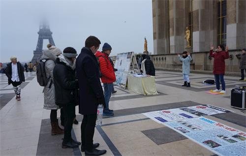 '图2:游客在阅读真相展板'