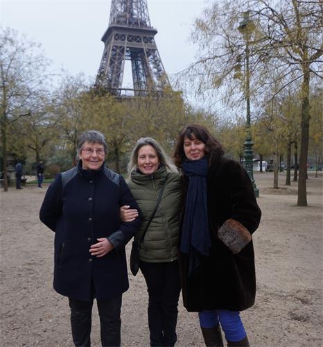 '图3:玛丽安·克里斯蒂娜(Marianne?Christina?)(中)来自法国海外省马提尼克岛(Martinique),来自法国挂德鲁普岛的安妮塔·理查德女士(Anita?Richard)(左)和杰拉尔丁·金(Géraldine?King?)女士'