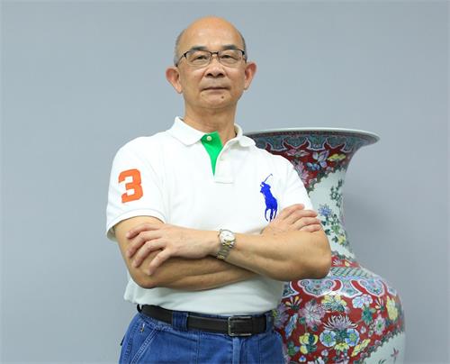 '图4:从跨国企业年兴纺织退休之后,黄士坤受聘在大学授课,并且自营新技公司。'