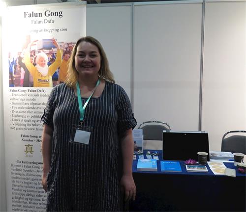 '图1:博览会的负责人斯图达女士觉得法轮功展位有很好的能量'