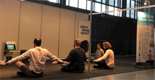 '图2:挪威有缘人开始学炼法轮功第五套功法'