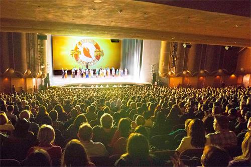 '图2:十二月二十三日下午,神韵在圣荷西表演艺术中心演出大爆满的盛况。'