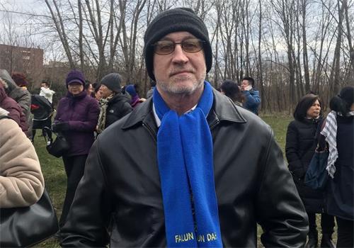 '图4:尼尔哈·钦斯(Neil?Hutchins)表示,修炼法轮功让他平和、耐心,身心放松。'