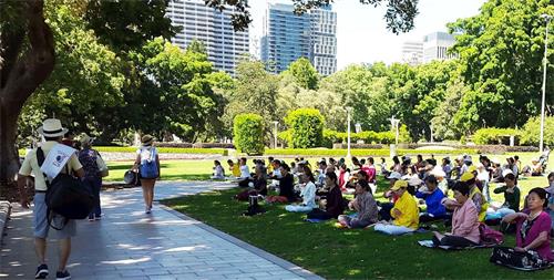 '图2:法轮功学员在悉尼市中心的海德公园(Hyde?Park)展示法轮功五套炼法。'