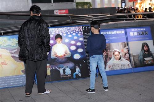 '图5~6:很多人观看真相展板,或签下姓名,一同制止迫害法轮功。'